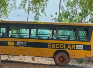 Ônibus escolar de Coroatá está abandonado em oficina na zona rural de Pirapemas