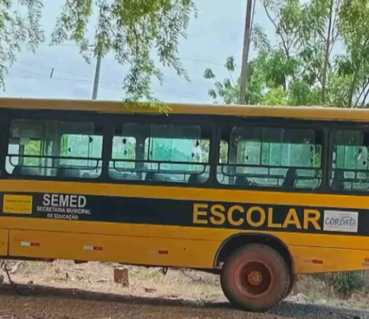 Ônibus escolar de Coroatá está abandonado em oficina na zona rural de Pirapemas