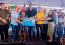 Coroatá recebe mais 300 cartões do “Maranhão Livre da Fome”; governo anuncia mais 8 km de asfalto